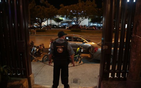 Con guardias privados y rondas policiales, propietarios de restaurantes en Samanes 4 tratan de crear un ambiente seguro para que acudan las familias.