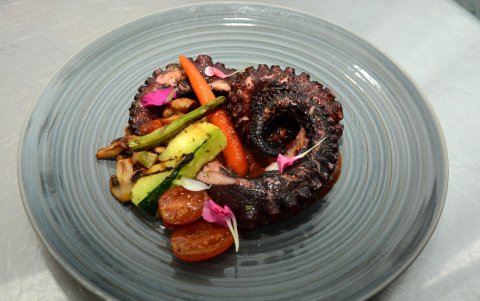 El pulpo, de origen peruano, tuvo una larga cocción previa a su paso a la parrilla.