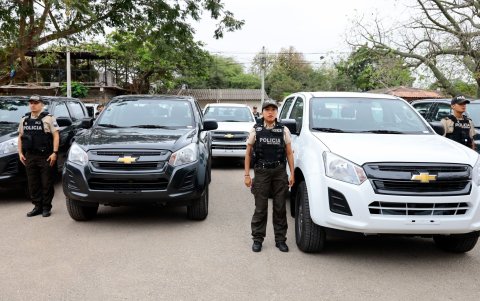 Dotación. Cien camionetas fueron entregadas en Colonche, parroquia de Santa Elena.