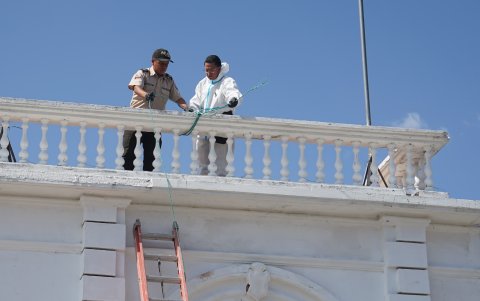 El cadáver del hombre ajusticiado quedó suspendido desde la terraza del edificio del Municipio de Cayambe.