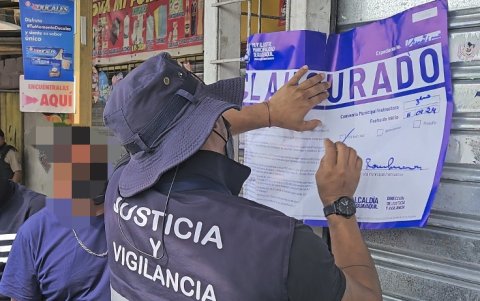 Sello de clausura colocado fuera de local.