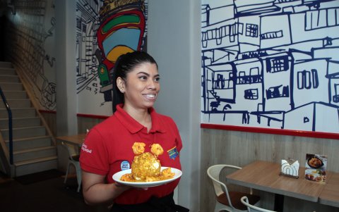 Con encococado. En el sector turístico de la calle Panamá está el local La Chiva, que ofrece el bolón con encocado de camarón, seco de carne de cerdo o seco de gallina.