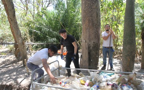 Mingas. Decenas de voluntarios se unieron para limpiar a orillas del San Pedro.