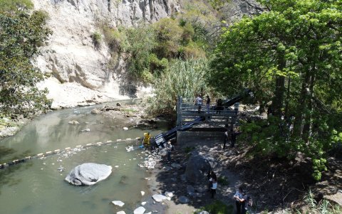 Desechos. Parte del sistema es una barrera flotante con una caja interna que intercepta los residuos sólidos y plásticos.