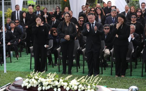 Kenji (2-d), Sachi (i) y Keiko (d) Fujimori lloran durante el funeral de su padre el expresidente de Perú, Alberto Fujimori, este sábado, en el cementerio Huachipa en Lima (Perú).
