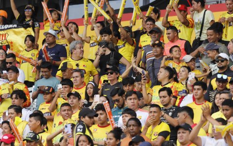 Hinchada de Barcelona se hizo presente en gran cantidad.