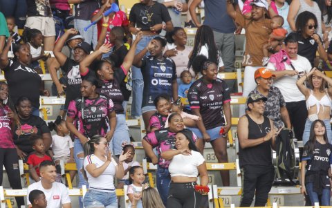 La hinchada de Dragonas se fue mega feliz con los tres puntos.