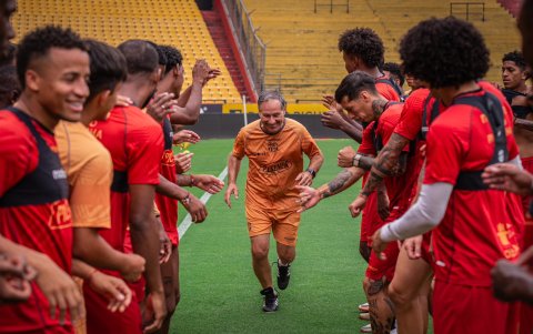 Ariel Holan corrió por el pasillo de jugadores por su cumpleaños