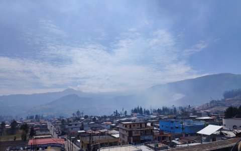 El incendio forestal se está produciendo en los páramos de Quinticusig, en el cantón de Sigchos, provincia de Cotopaxi, Ecuador.
