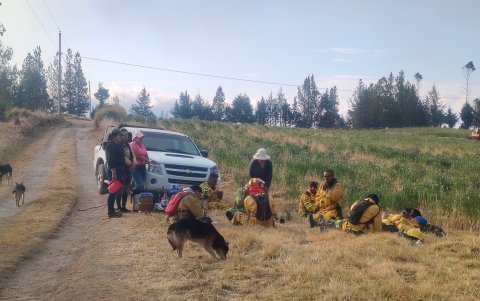 La comunidad se une para ayudar a sofocar el incendio forestal en los páramos de Quinticusig.