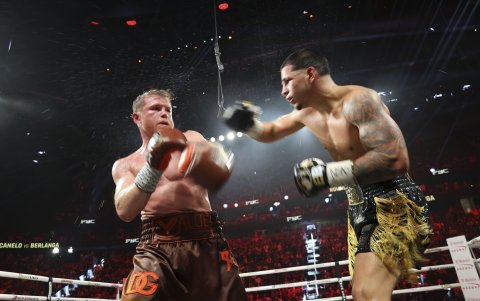 Canelo (i) llegó a 62 victorias, 39 por nocaut, con dos derrotas y dos empates; mientras que Berlanga sufrió su primer revés, luego de 22 triunfos.