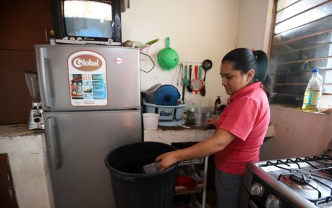 Pobladores de la Tola Chica 3 instalaron cisternas, donde almacenan agua para cocinar y asearse.