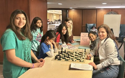 Martha Fierro (der) haciendo lo que más le gusta, enseñando ajedrez.