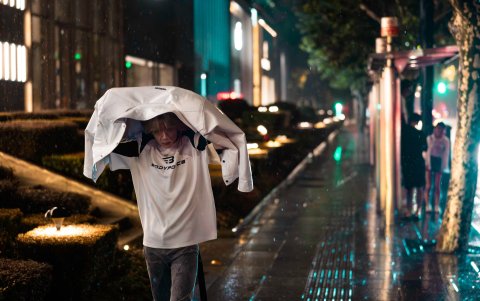 Los ciudadanos chinos tienen que movilizarse durante las fuertes lluvias.