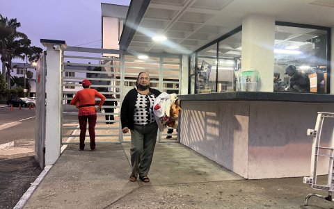 Servicio. Los familiares de los pacientes duermen bajo una carpa desde la noche anterior en el hospital, su acompañante se queda en el auto. Ellos lo ven como un sacrificio para poder ser atendidos.