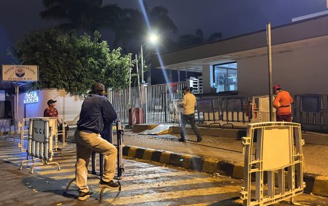 Atención. La única forma de conseguir una cita médica es madrugando. Muchos no logran ser atendidos.