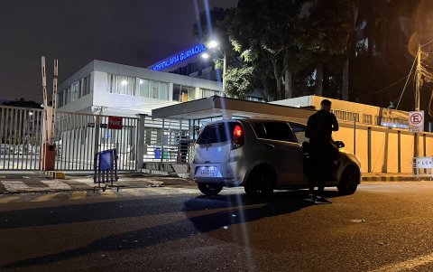 Penumbra. Una vez que los pacientes descienden de los vehículos para tomar un turno, sus familiares deben buscar un espacio en la calle; el estacionamiento abre después de las 07:00.