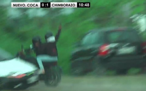 Momento en el que los ciudadanos le gritan a los sicarios y ellos responden con disparos al aire.