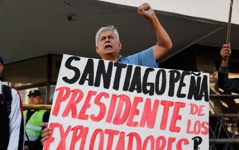 Integrantes del partido político Paraguay Pyahura realizan una manifestación.