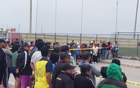 Expectadores. Quienes fueron a observar y disfrutar de un encuentro deportivo en las canchas de El Tablazo terminaron siendo testigos de una muerte violenta.