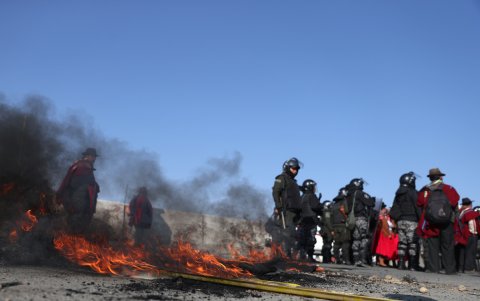 Protestan por la falta de dólares y combustible además de acusarles de promover la división de las organizaciones sociales