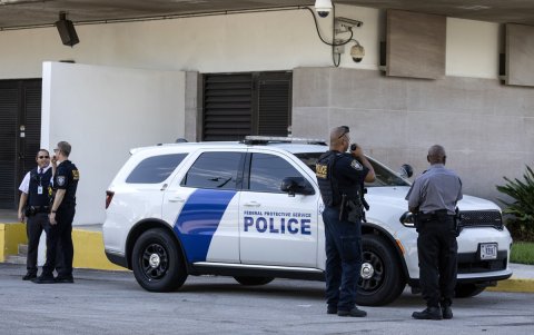 Oficiales de Seguridad Nacional se encuentran afuera del edificio federal Paul G. Rogers y el tribunal de los EE. UU.