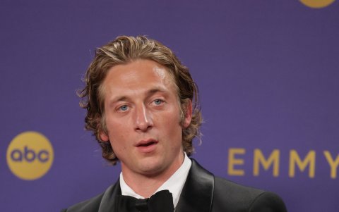 Jeremy Allen White durante su discurso de agradecimiento.