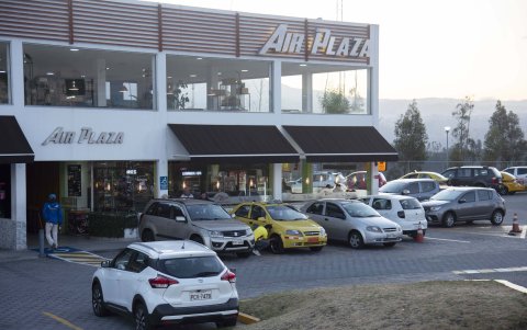 Los autos informales aguardan en los exteriores de la terminal aérea el arribo de pasajeros.