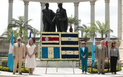 Rafael Florido, Cristina de Bitar, Esmeralda de Parodi, Juan Doumet y Griselda Cortés.