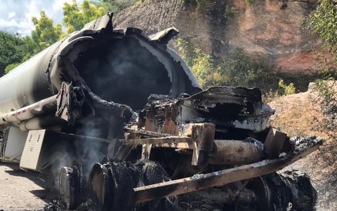 Se observan los restos del camión cisterna que explotó este sábado en Miragoane (Haití).