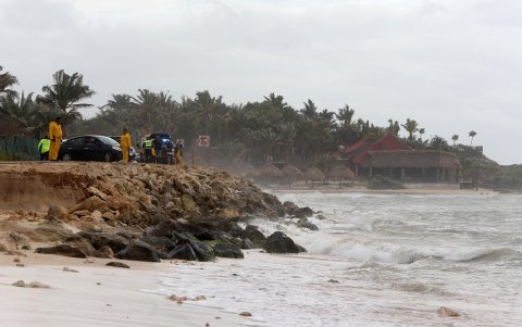 Los embates de fuertes vientos y marejadas sobre playas en alerta por tormenta tropical en el Atlántico de Estados Unidos.