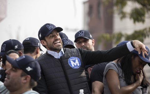 El candidato a la Alcaldía de Sao Paulo por el Partido de Renovación del Trabajo Brasileño (PRTB) Pablo Marçal, saluda a sus seguidores.