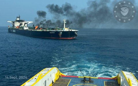 El petrolero griego 'MV Sounion', incendiado en el Mar Rojo al ser atacado por rebeldes hutíes el pasado 21 de agosto.