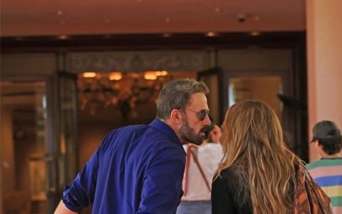 La pareja llegando al restaurante.