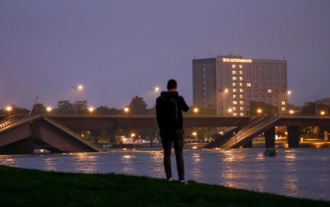 Una persona observa el puente Carolabruecke parcialmente derrumbado y el crecido río Elba en Dresde, Sajonia, Alemania, el 16 de septiembre de 2024.