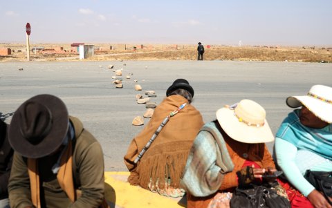 Simpatizantes del expresidente de Bolivia y líder del oficialismo, Evo Morales, bloquean una vía antes de una marcha