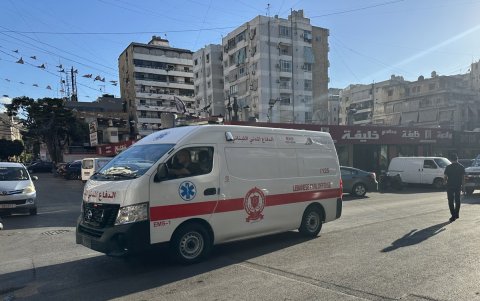 Una ambulancia avanza por la carretera después de un incidente que involucró los dispositivos inalámbricos