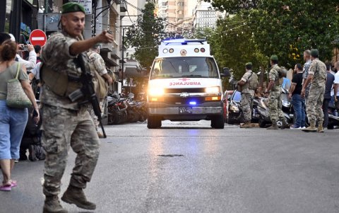 Una ambulancia llega al Centro Médico de la Universidad Americana de Beirut.