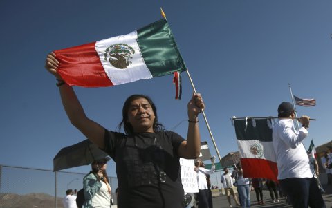 Manifestantes cierran Puente fronterizo México-EE.UU.