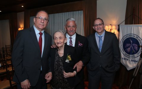 Cecilia Von Buchwald de Jurado acompañada de sus hijos Alfredo, Juan y José.