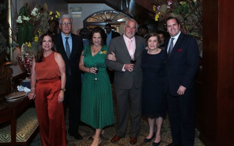 Vivian de Arosemena, Francisco Arosemena, Gabriela Vinueza, Nicolás Romero, Rocío Sánchez y Andrés Bejarano.