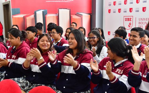 Estudiantes de diferentes planteles asistieron al intercolegial para alentar a sus compañeros.