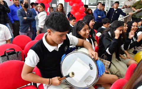 Con bombos y platillos, los alumnos hacían barras para apoyar a los suyos. La comunidad estudiantil celebró en paz este concurso.