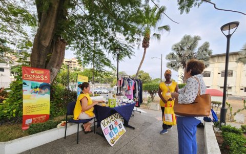 Los voluntarios reúnen dinero para colaborar con madres que se atienden en hospitales.