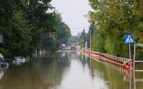 Así se observa una avenida inundada en Czechowice-Dziedzice, al sur de Polonia, este 17 de septiembre de 2024.