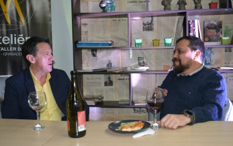 Paúl Altamirano y Fernando Darquea promueven una nueva manera de disfrutar del arte, mediante la gastronomía y el vino en Ambato.
