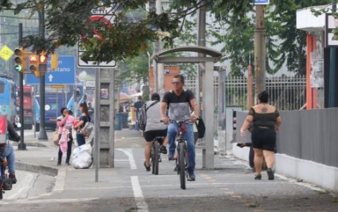 A decir de los ciclistas, uno de los problemas que experimentan es que en las ciclovía ya construidas estén habilitadas también aceras y hasta paraderos de buses.