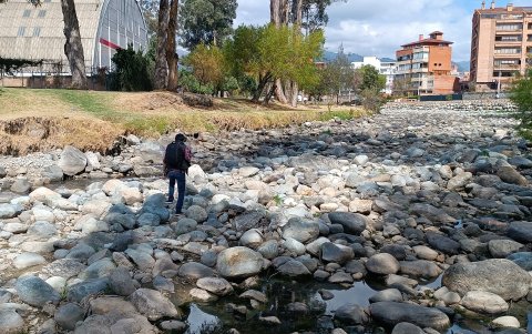El río Tomebamba en Cuenca es uno de los más visiblemente afectados por el estiaje que enfrenta Ecuador.