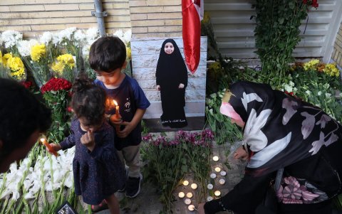 Enciende vela frente a la imagen de un niño en demostración de solidaridad con el pueblo libanés, frente a la embajada libanesa en Teherán, Irán, el 18 de septiembre de 2024.