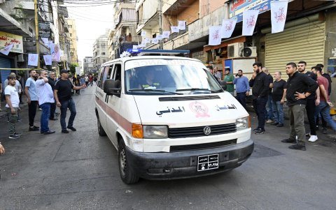 Una ambulancia conduce en el suburbio sur de Beirut después de que se informaran nuevas explosiones, en Beirut, Líbano, el 18 de septiembre de 2024.